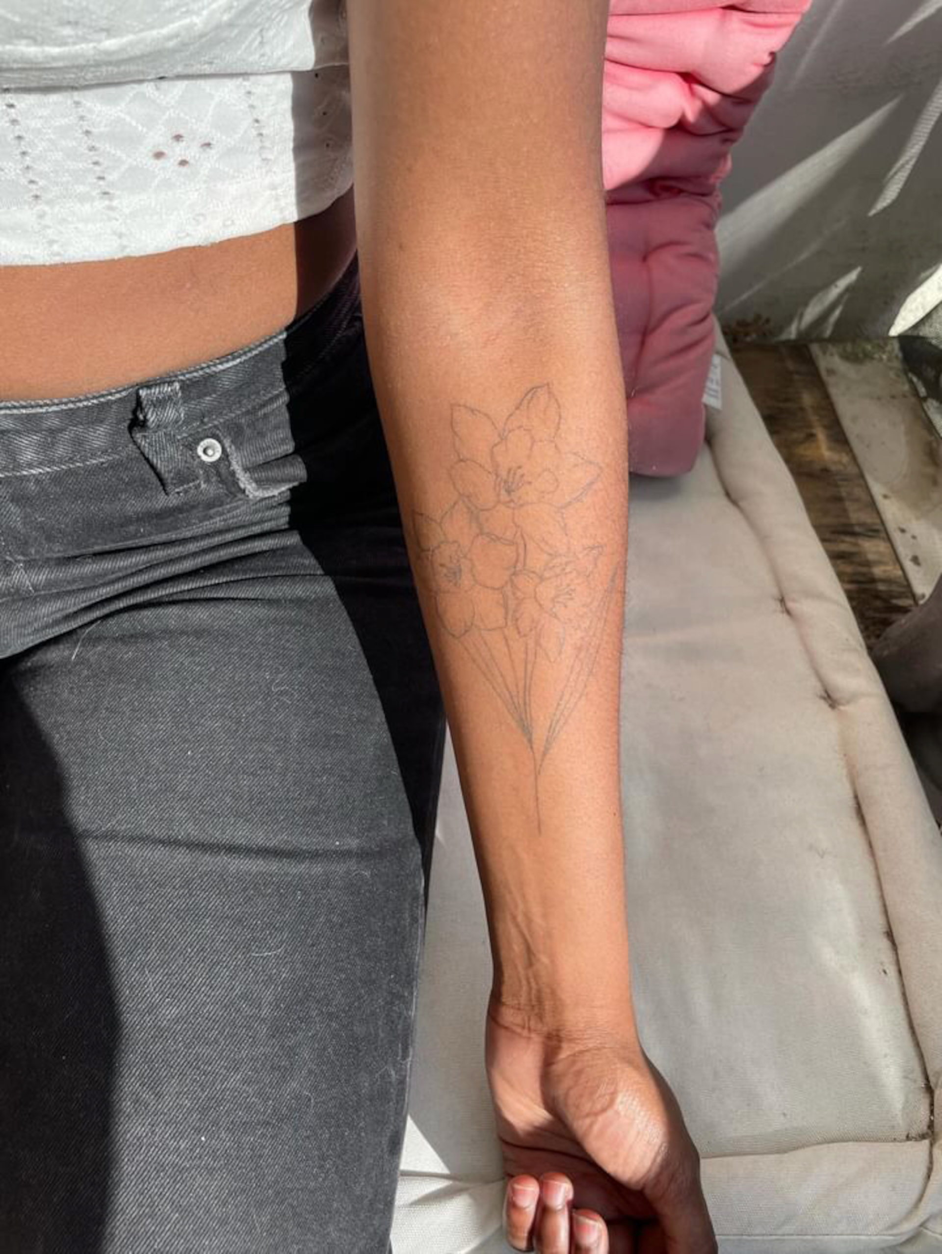 Tatouage personnalisé floral Narcisse et étoile pour Cassandre