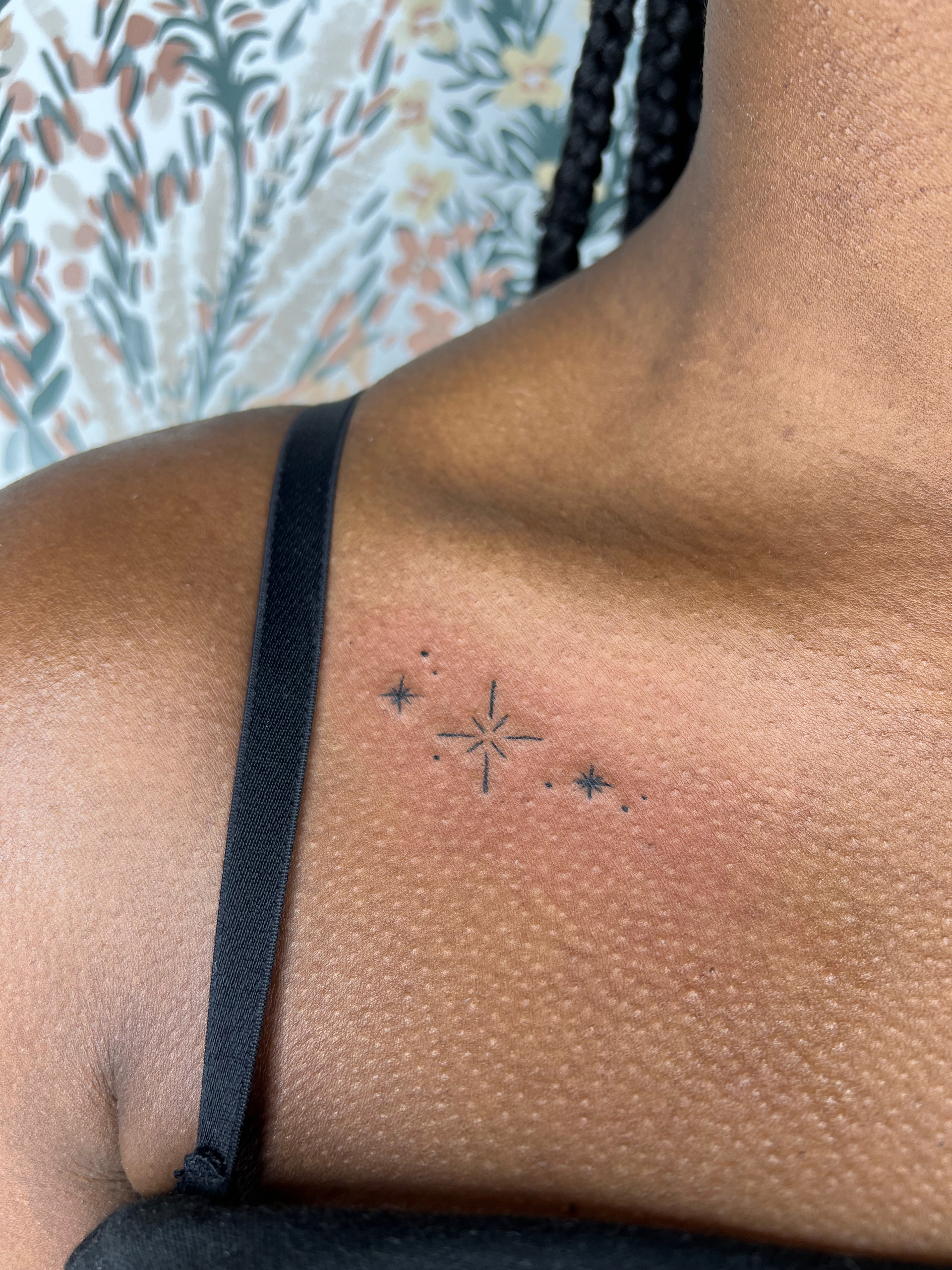 Tatouage personnalisé floral Narcisse et étoile pour Cassandre