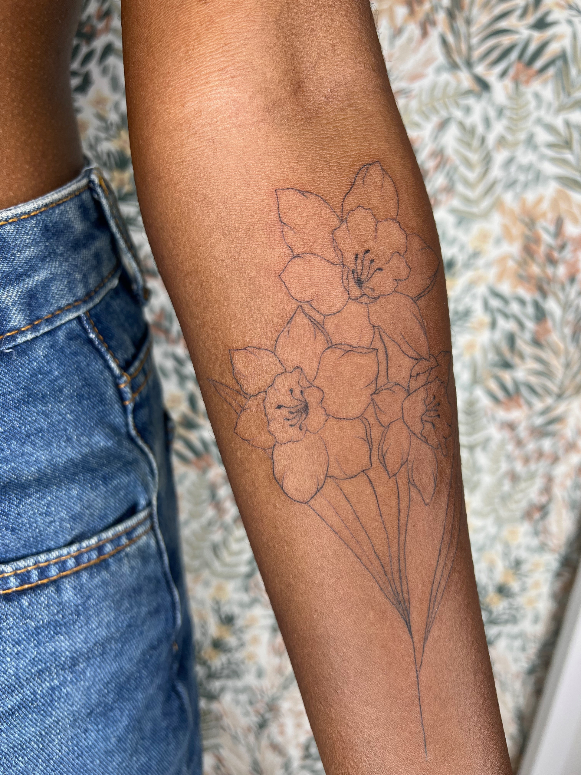 Tatouage personnalisé floral Narcisse et étoile pour Cassandre